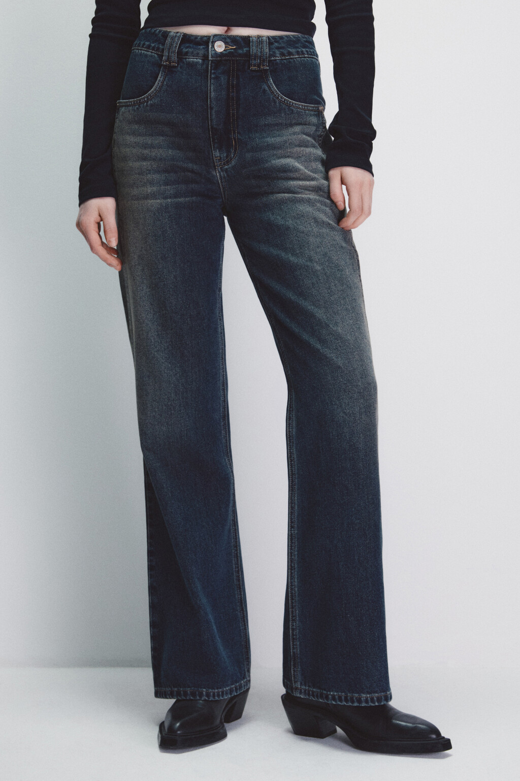 Джинсы клеш утепленные с начесом - цвет темный тинт - 3