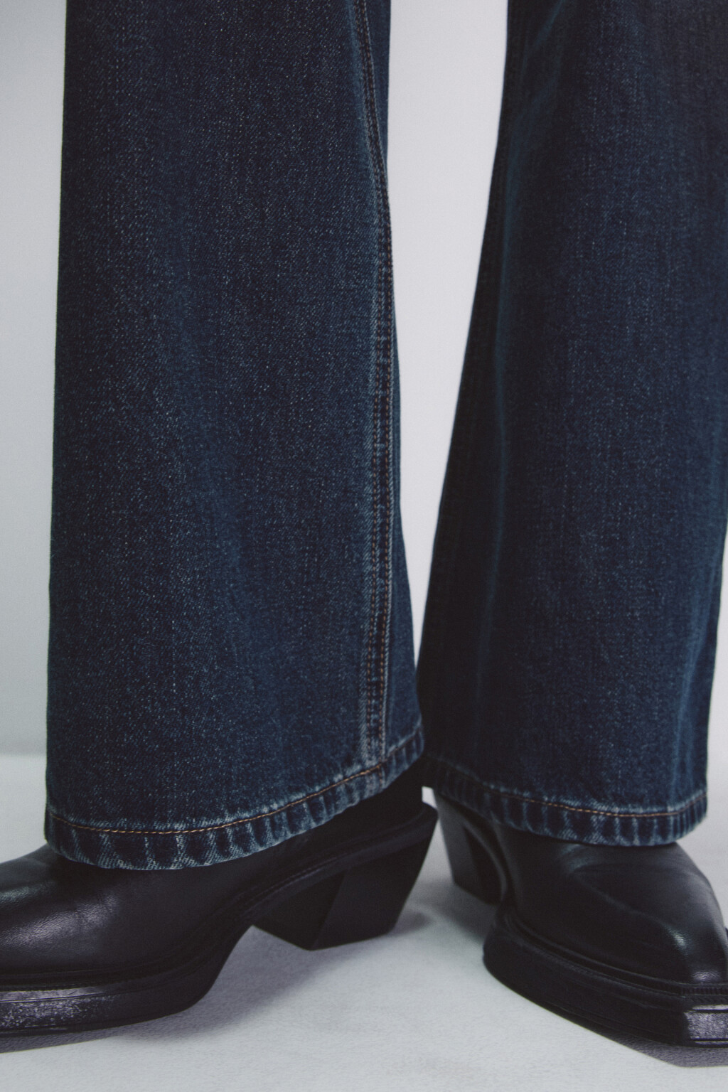 Джинсы клеш утепленные с начесом - цвет темный тинт - 6