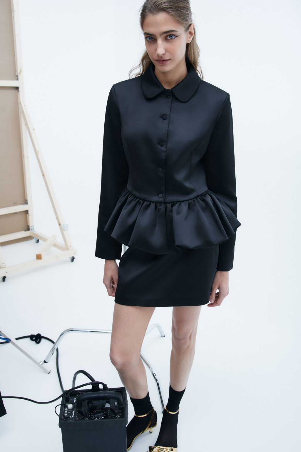 Жакет атласный с пышной баской - цвет черный - 2