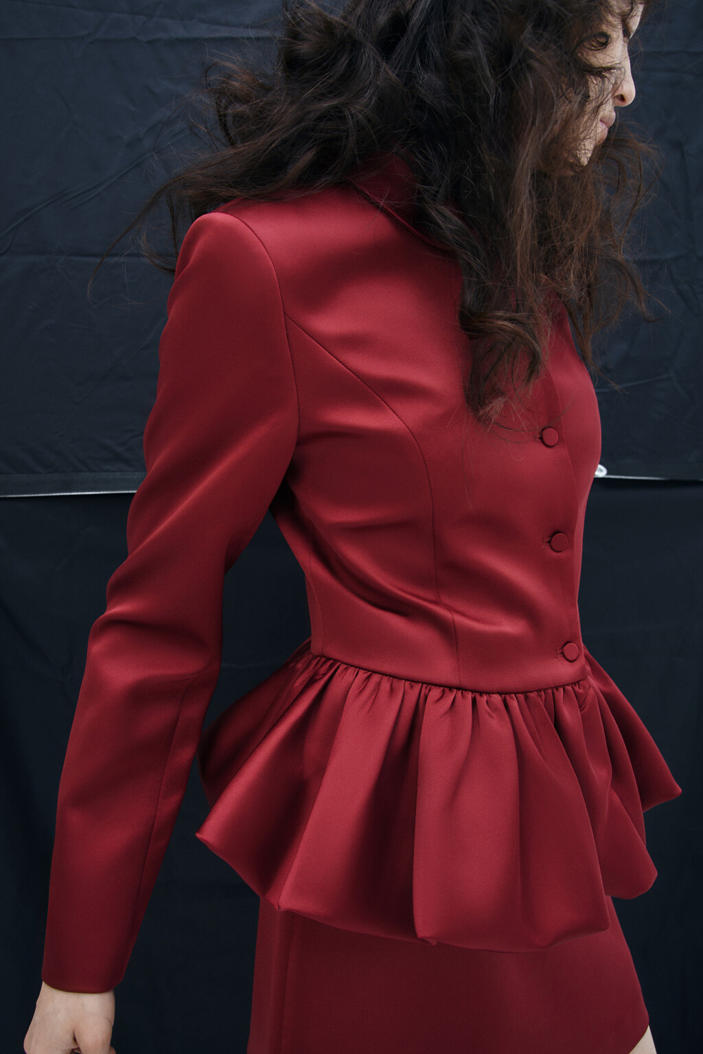 Жакет атласный с пышной баской - цвет красный - 1