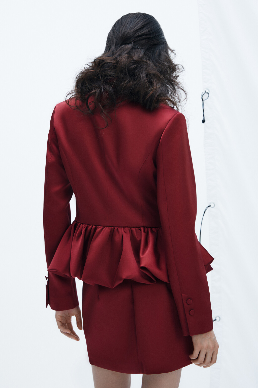 Жакет атласный с пышной баской - цвет красный - 4
