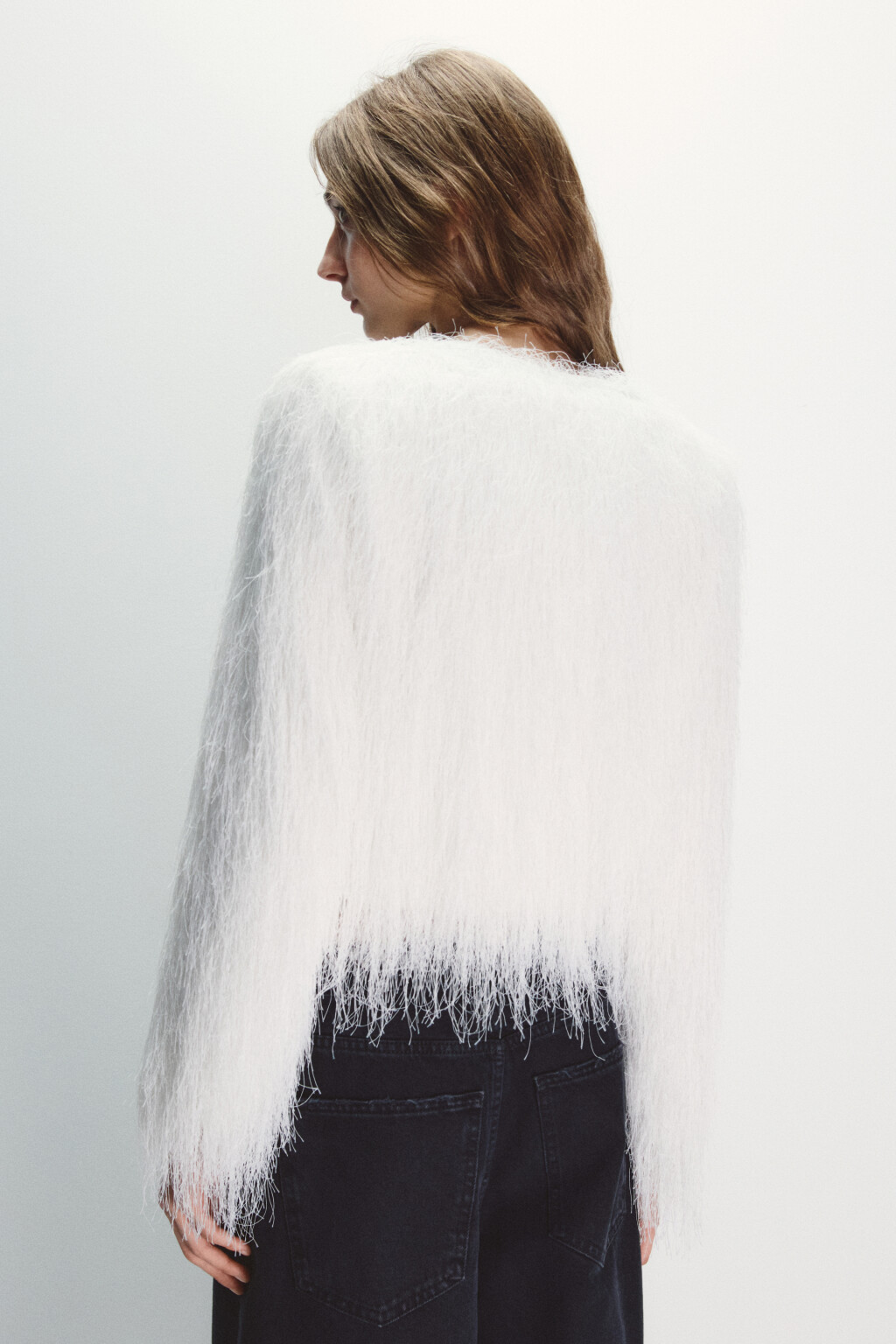 Жакет на крючках пушистый с бахромой - цвет белый - 3