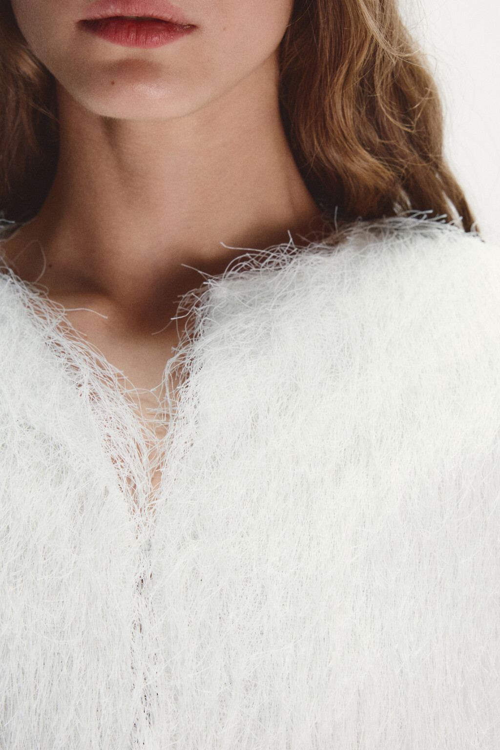 Жакет на крючках пушистый с бахромой - цвет белый - 5