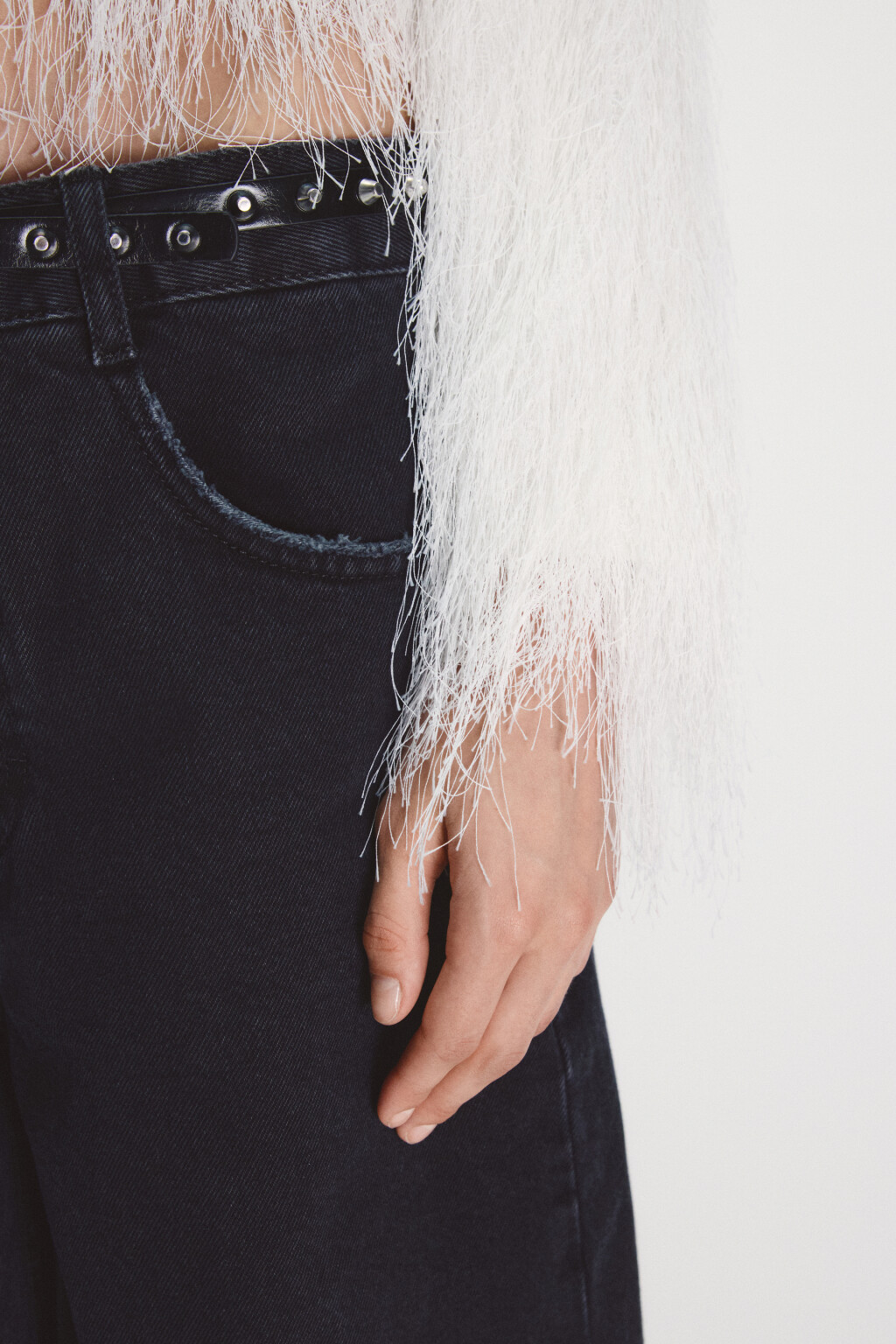 Жакет на крючках пушистый с бахромой - цвет белый - 6