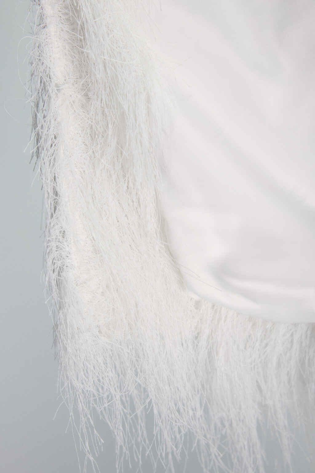 Жакет на крючках пушистый с бахромой - цвет белый - 7