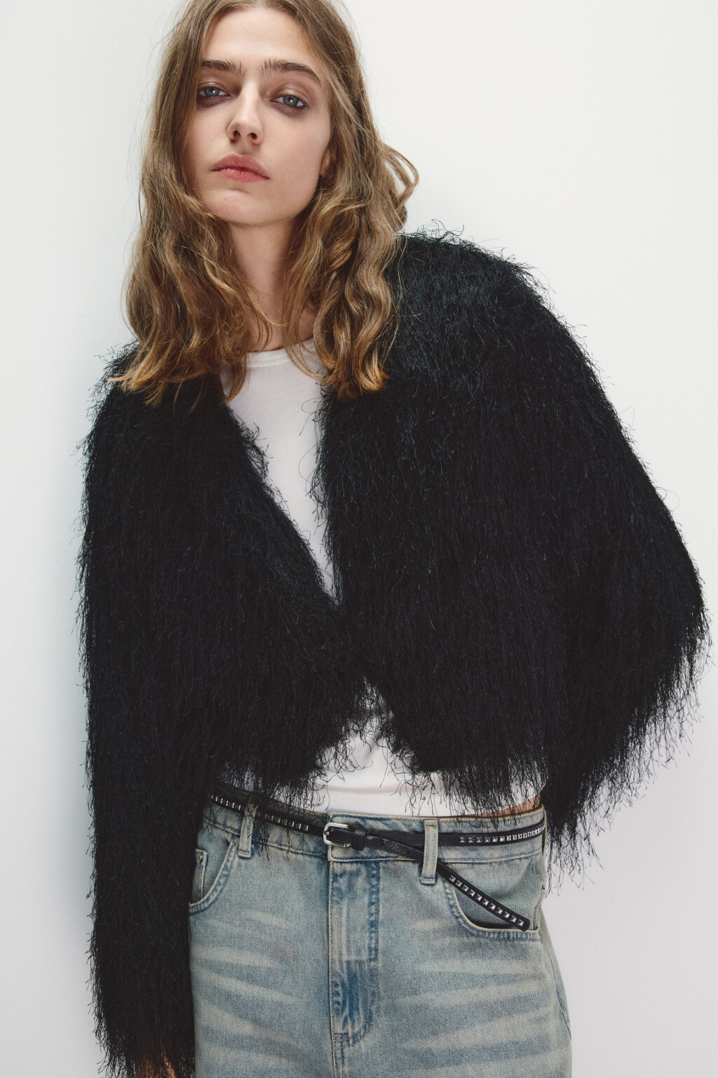 Жакет на крючках пушистый с бахромой - цвет черный - 1