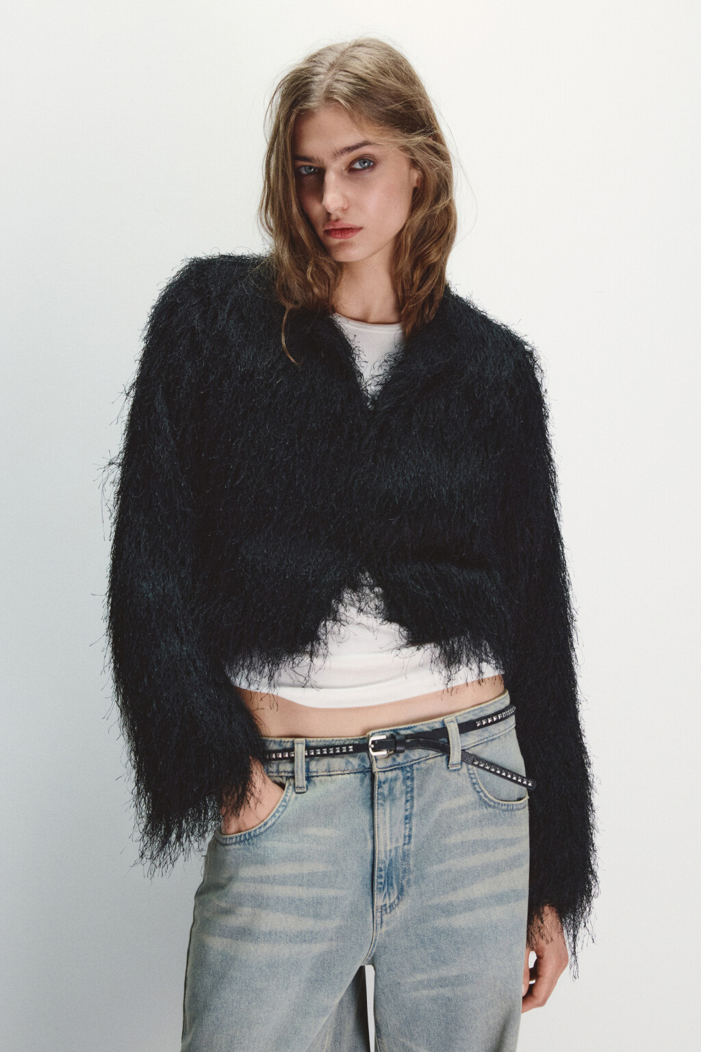 Жакет на крючках пушистый с бахромой - цвет черный - 2