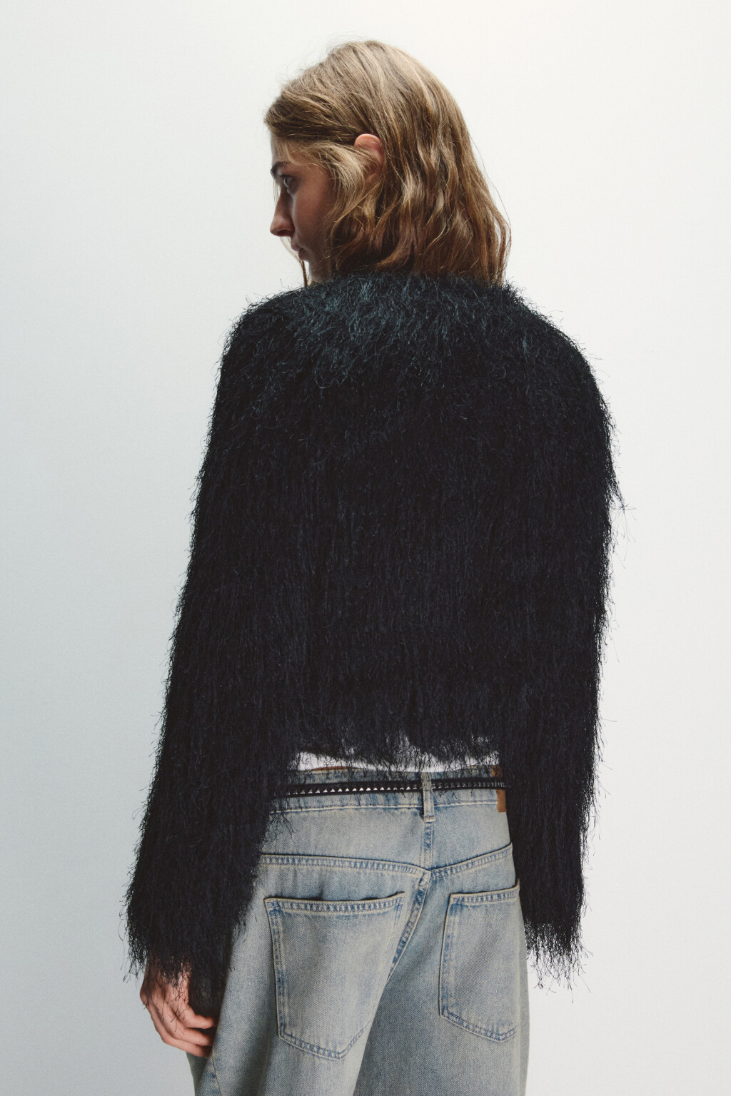 Жакет на крючках пушистый с бахромой - цвет черный - 3