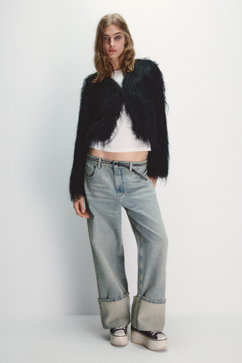 Жакет на крючках пушистый с бахромой - цвет черный - 4