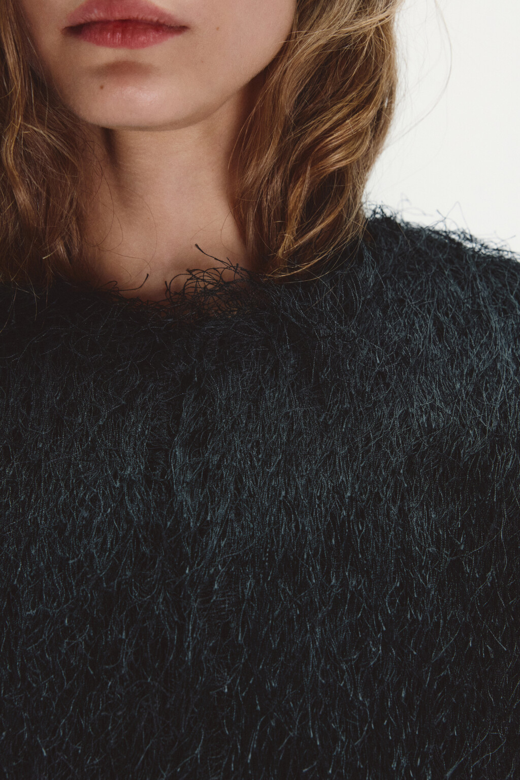 Жакет на крючках пушистый с бахромой - цвет черный - 5