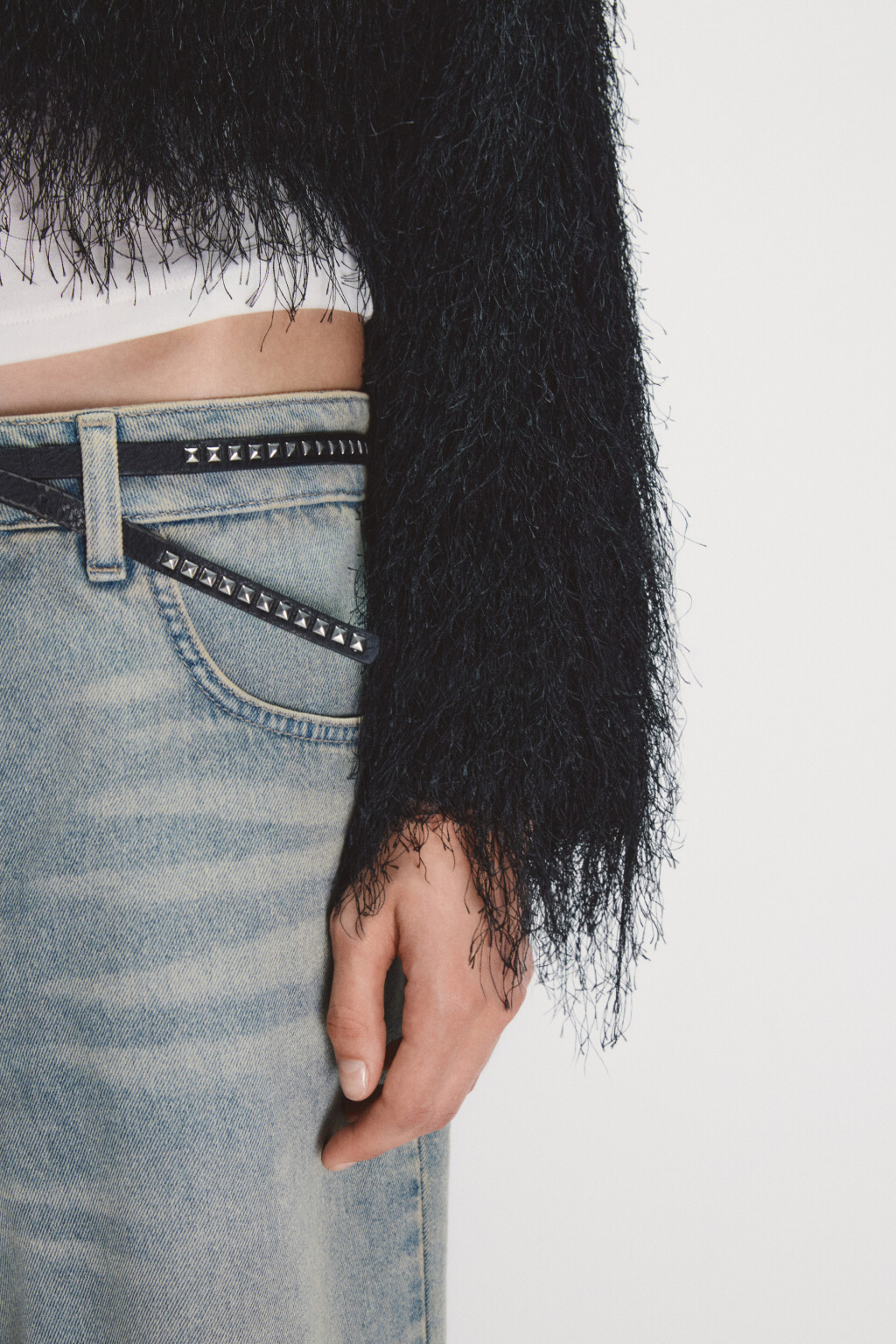 Жакет на крючках пушистый с бахромой - цвет черный - 6