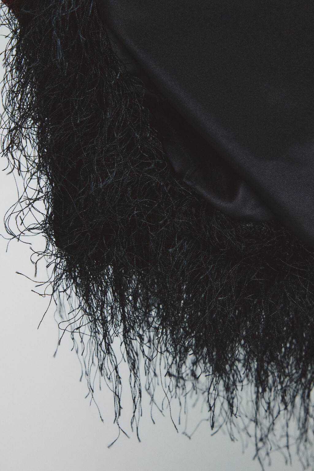 Жакет на крючках пушистый с бахромой - цвет черный - 7