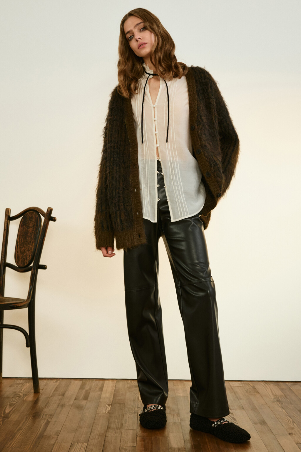 Брюки прямые с кожаной фактурой - цвет черный - 1