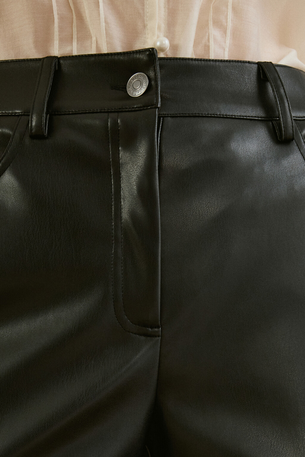 Брюки прямые с кожаной фактурой - цвет черный - 5