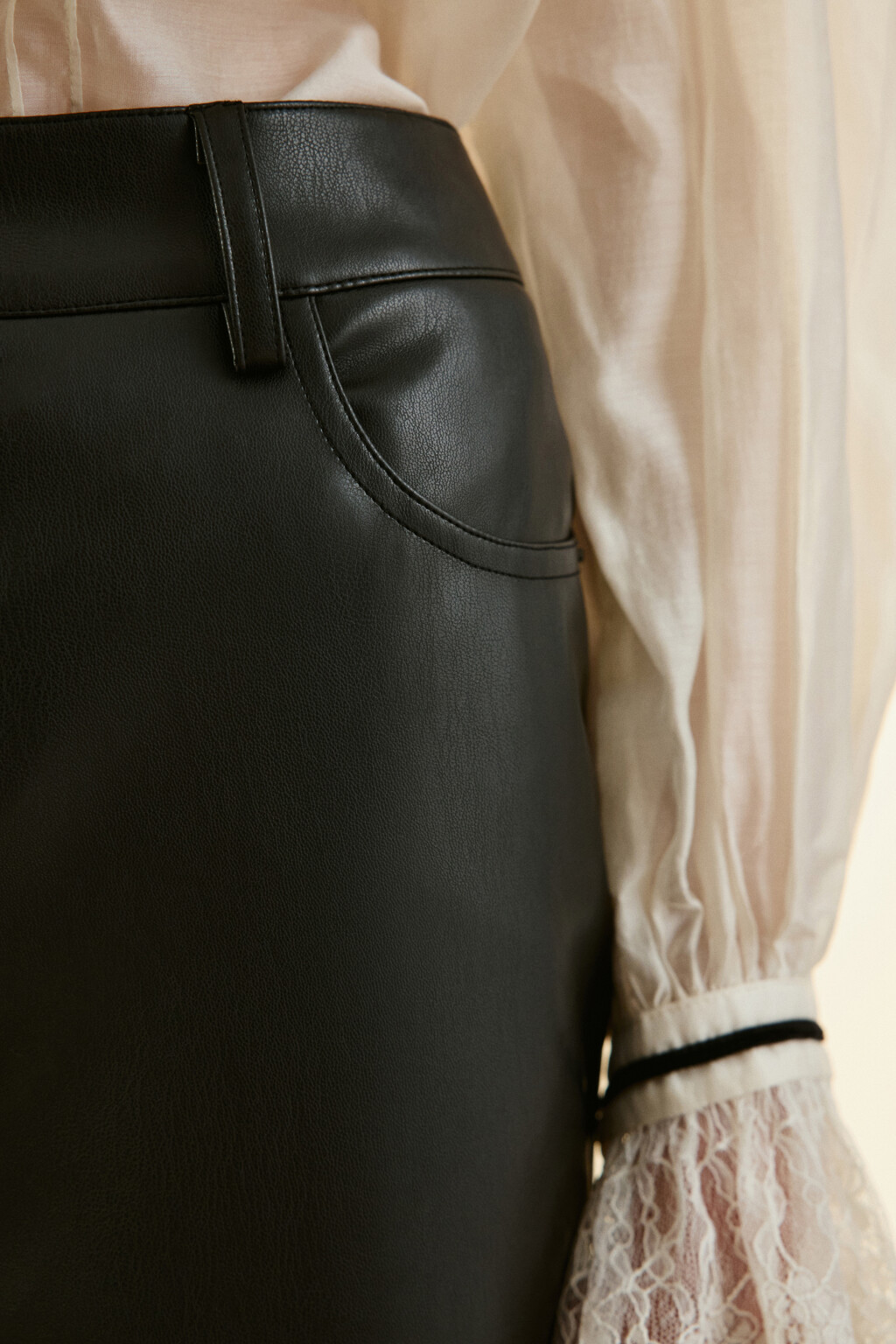 Брюки прямые с кожаной фактурой - цвет черный - 6