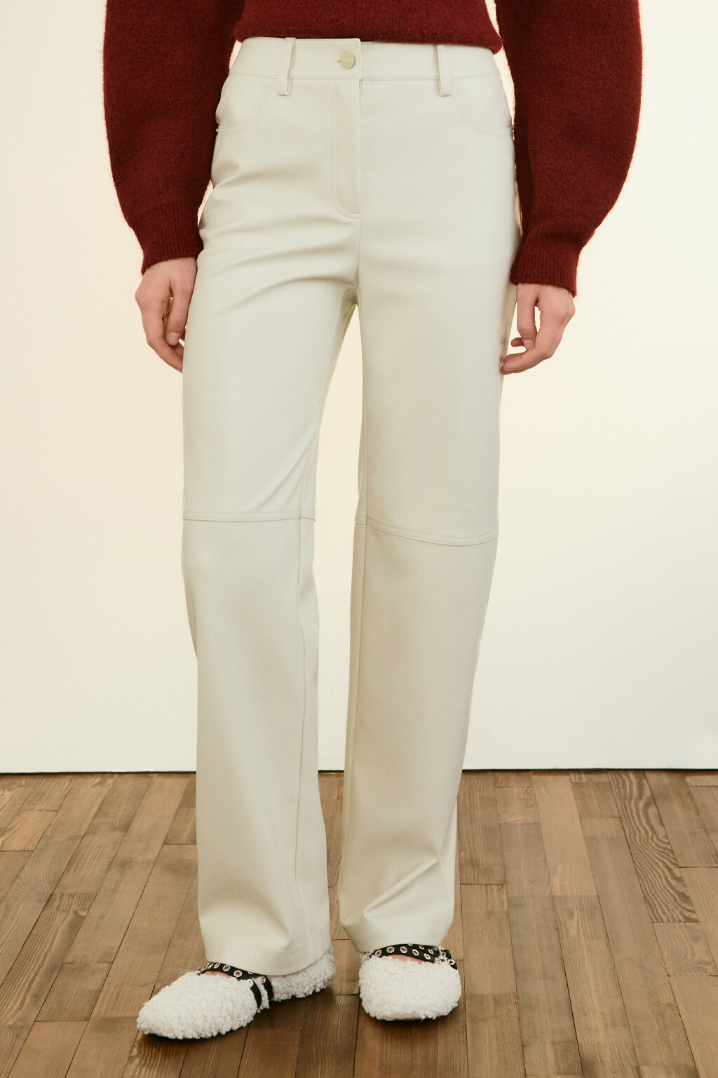 Брюки прямые с кожаной фактурой - цвет молочный - 2