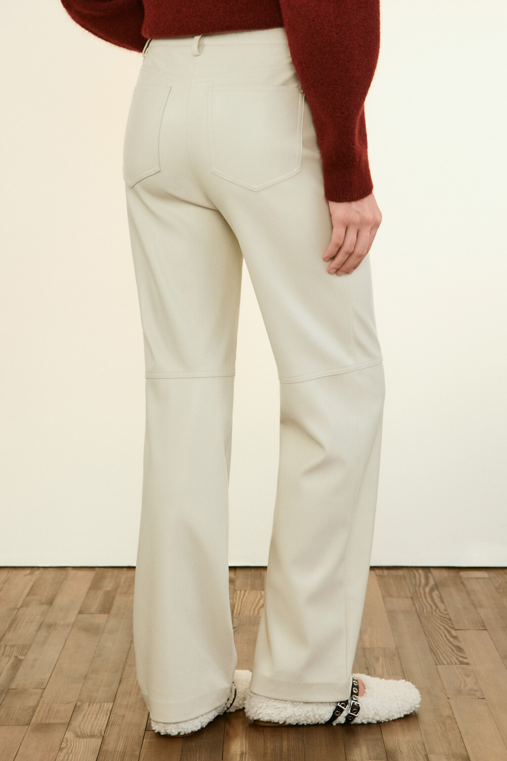 Брюки прямые с кожаной фактурой - цвет молочный - 3