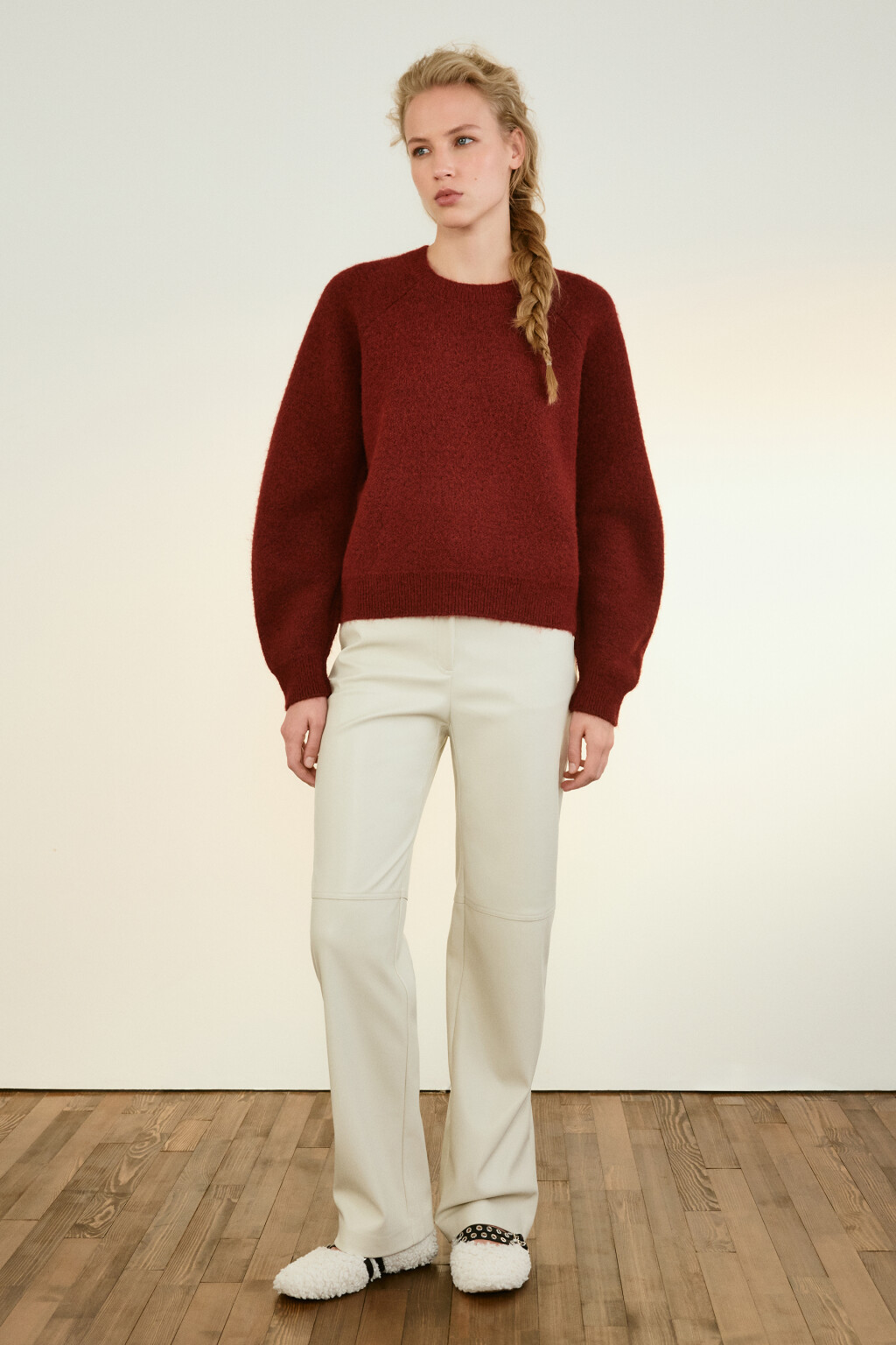 Брюки прямые с кожаной фактурой - цвет молочный - 4