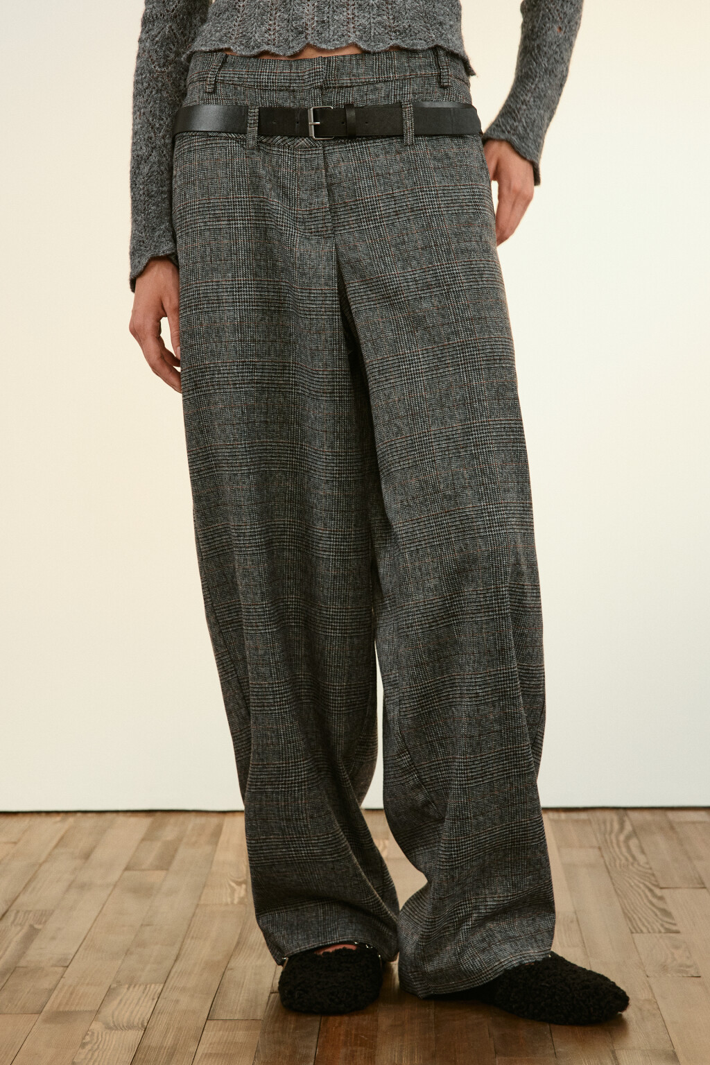 Брюки костюмные с ремнем - цвет серый - 3