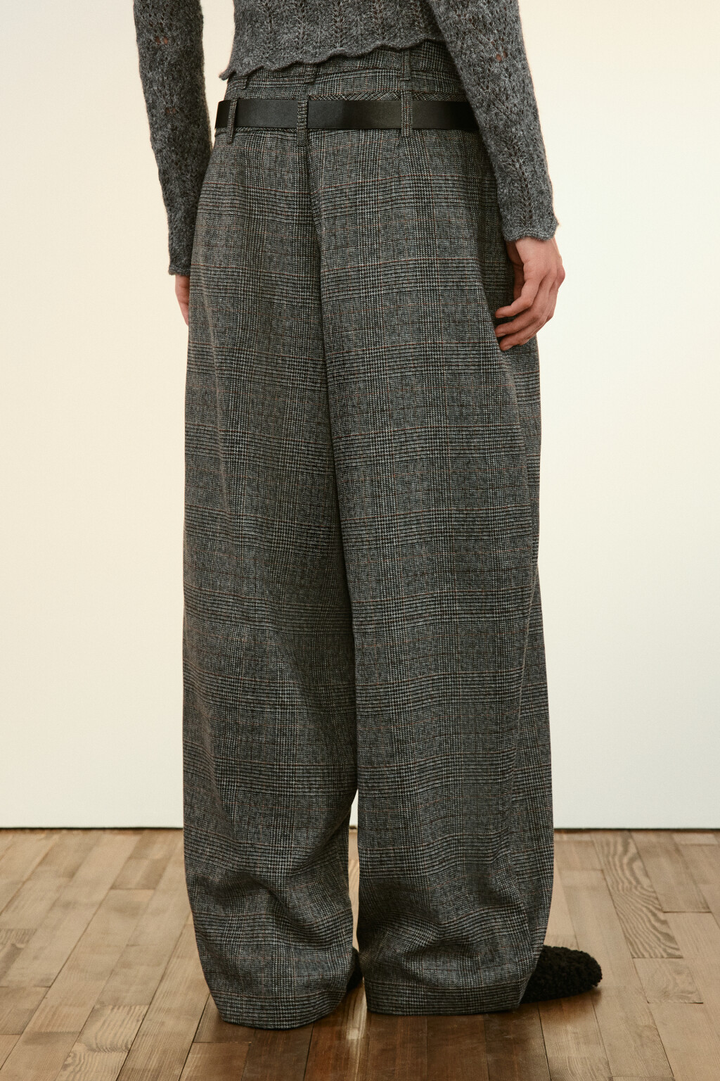 Брюки костюмные с ремнем - цвет серый - 4