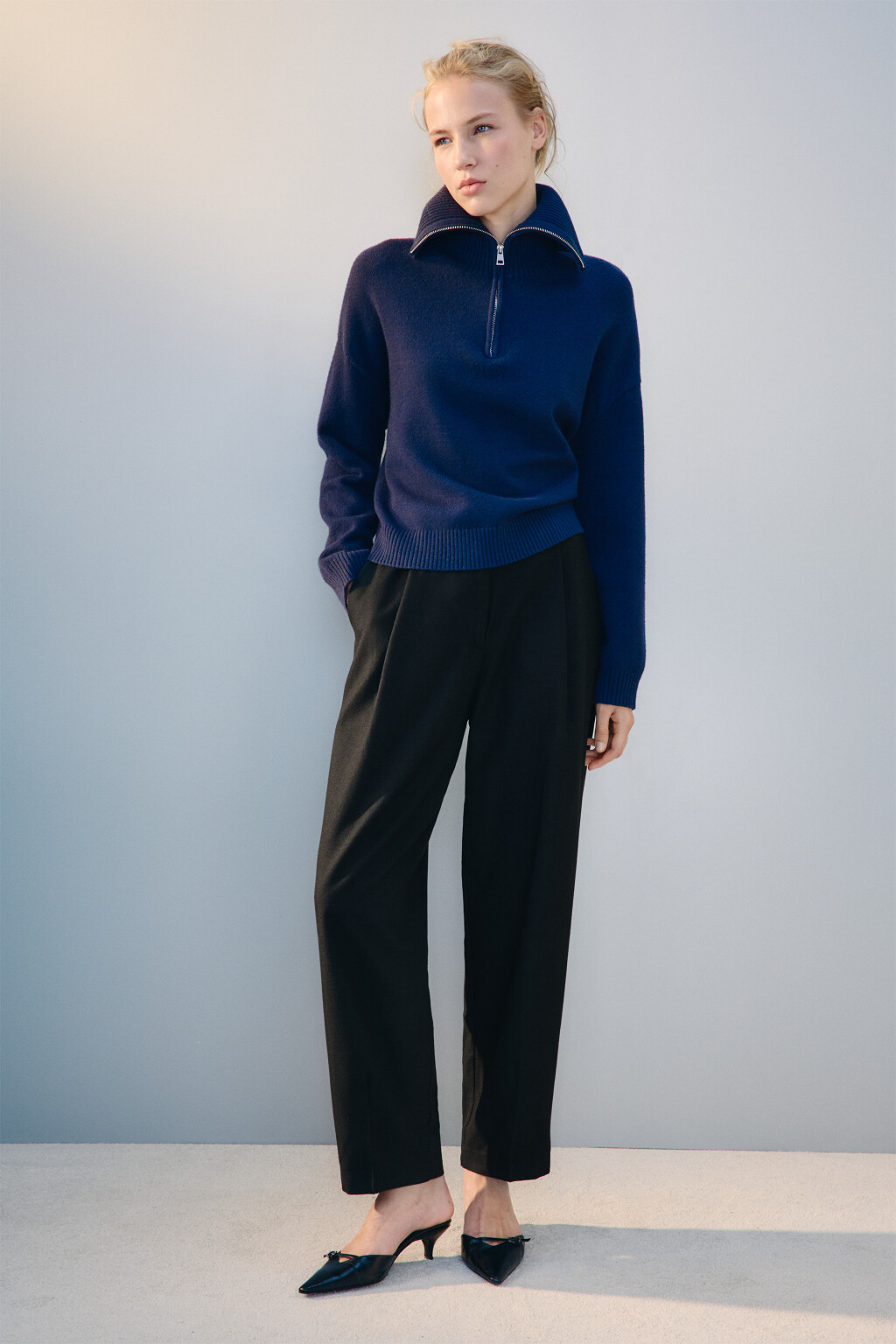 Брюки широкие со стрелками - цвет черный - 4