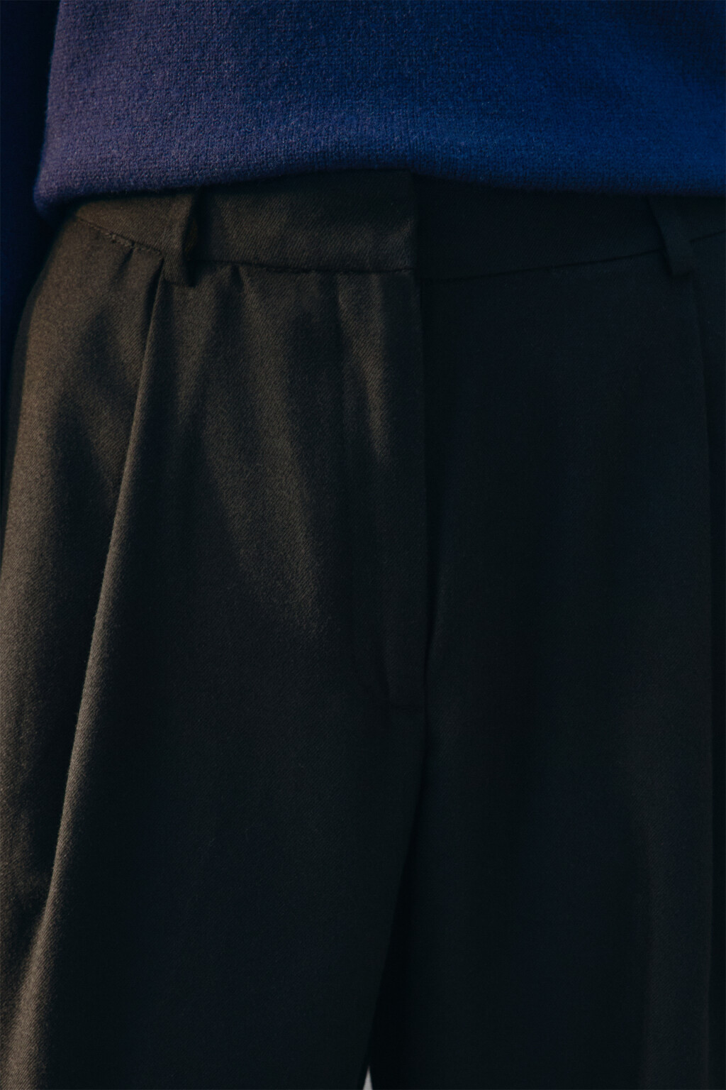 Брюки широкие со стрелками - цвет черный - 5