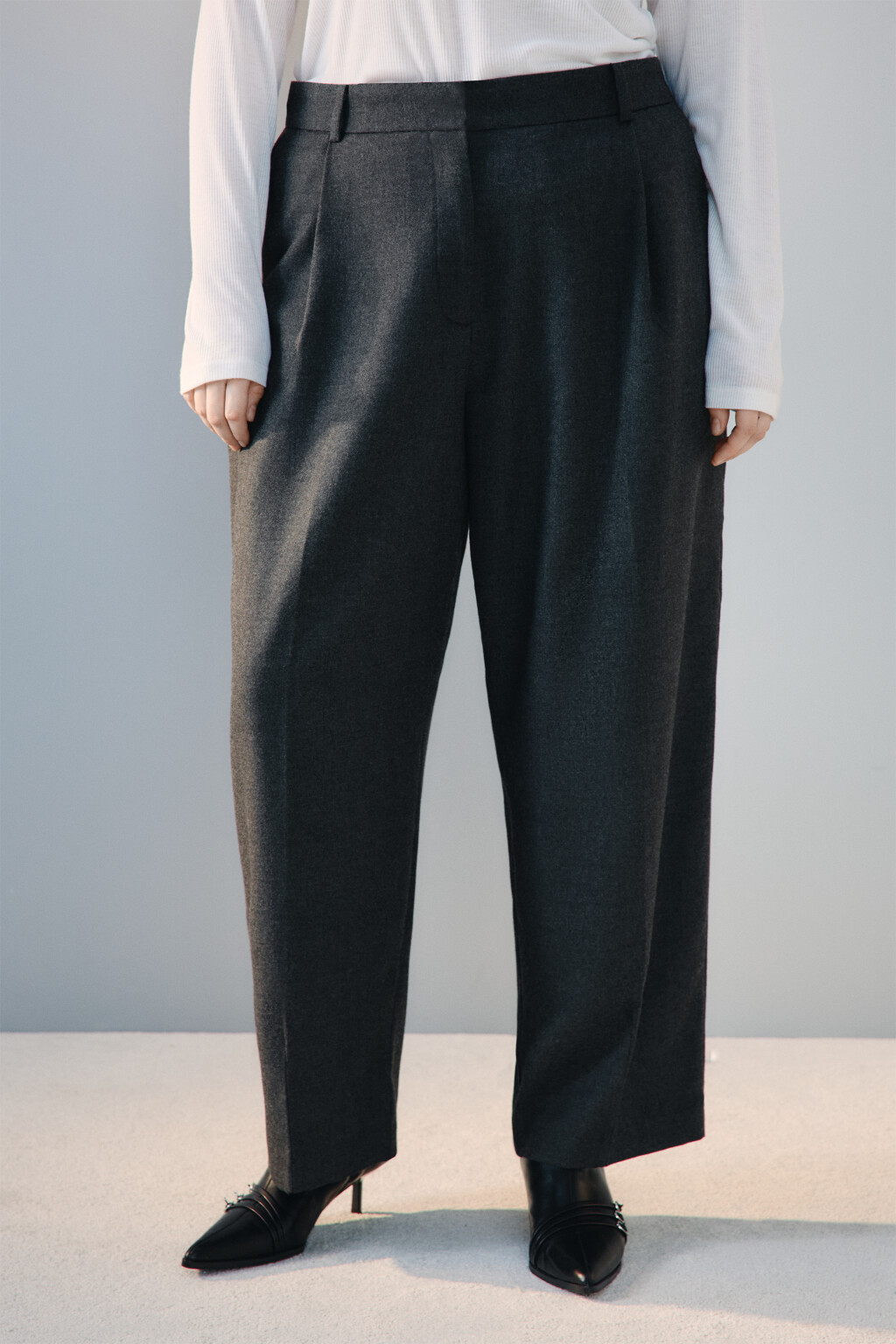 Брюки широкие со стрелками - цвет серый - 2