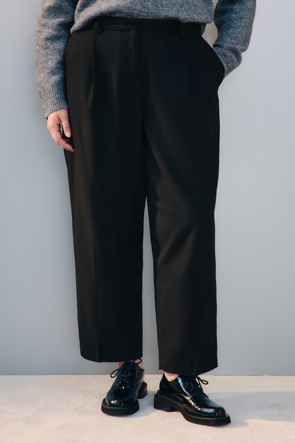 Брюки широкие со стрелками - цвет черный - 2