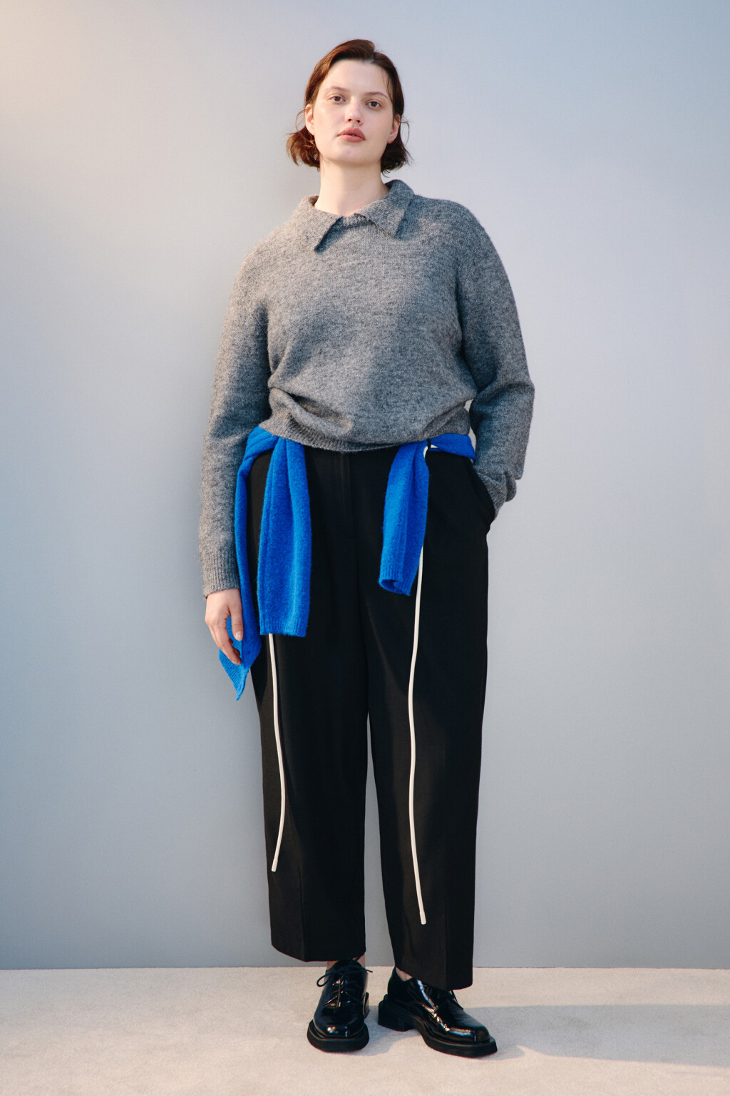 Брюки широкие со стрелками - цвет черный - 4