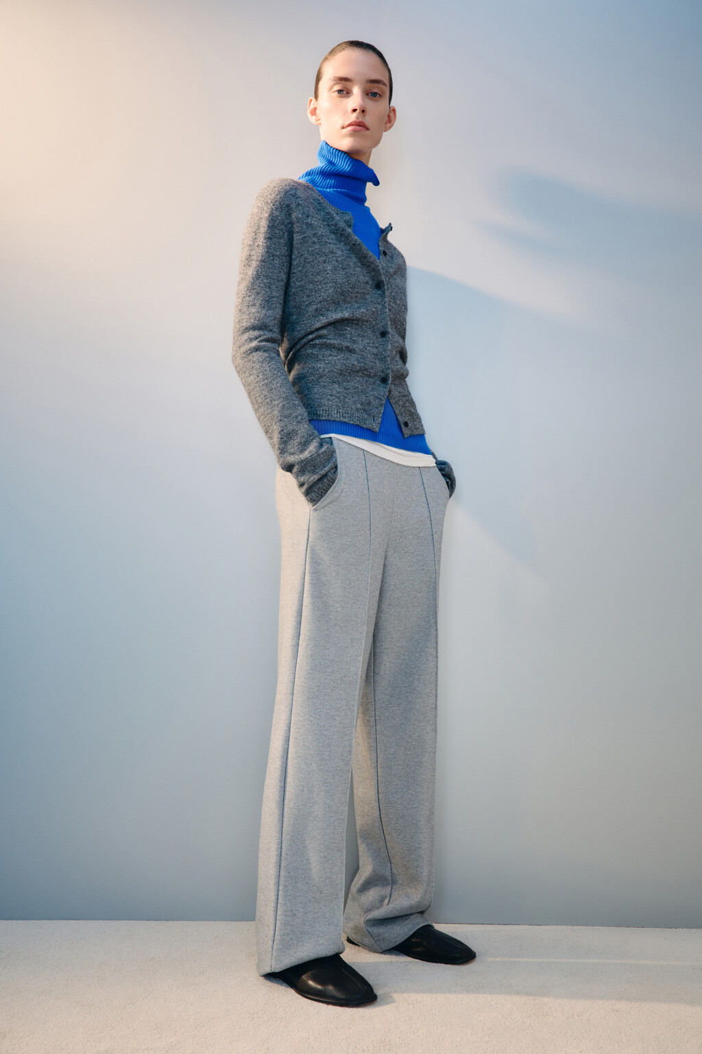 Брюки прямые трикотажные со стрелками - цвет серый - 1