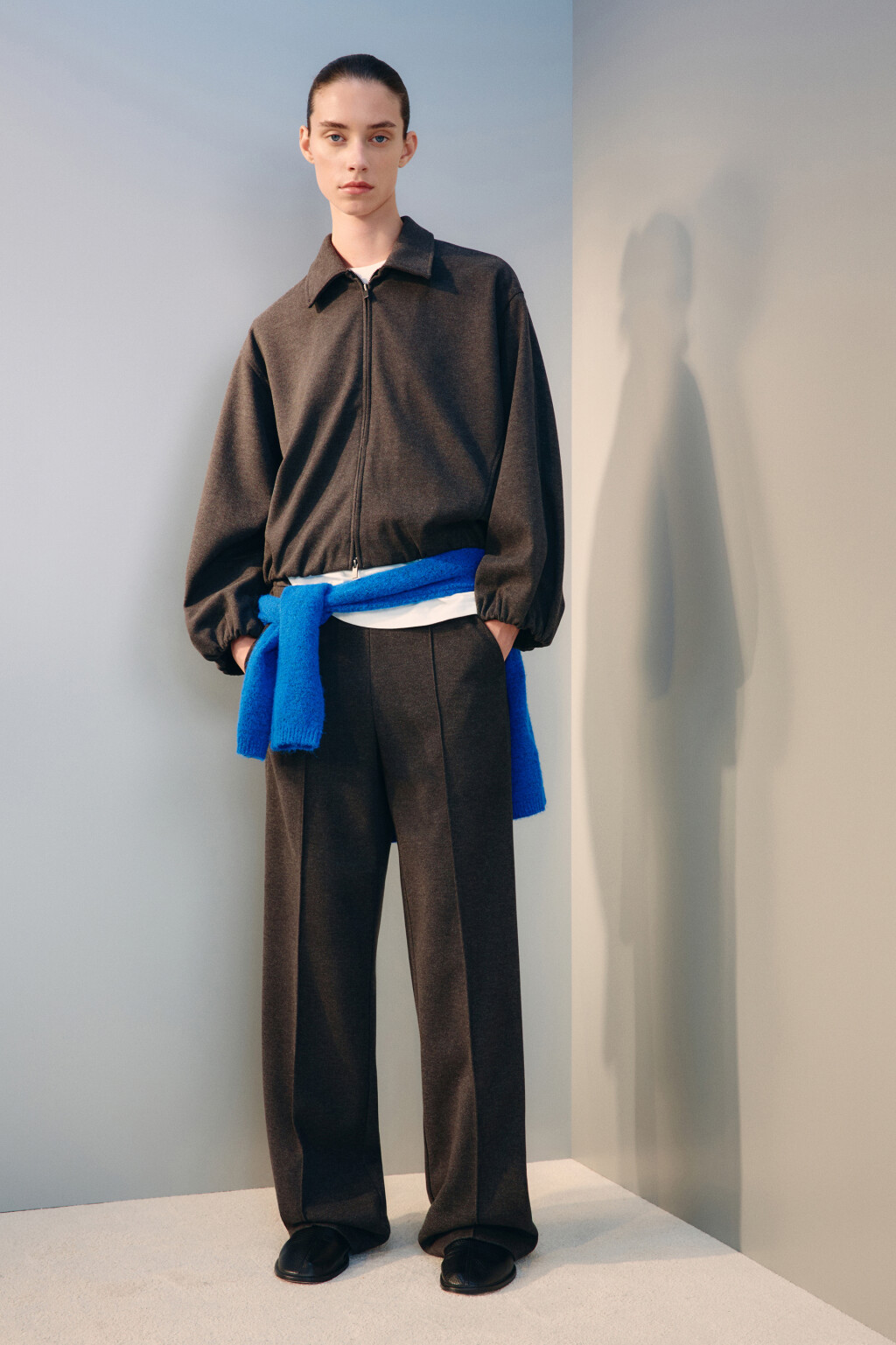 Брюки прямые трикотажные со стрелками - цвет серый - 1