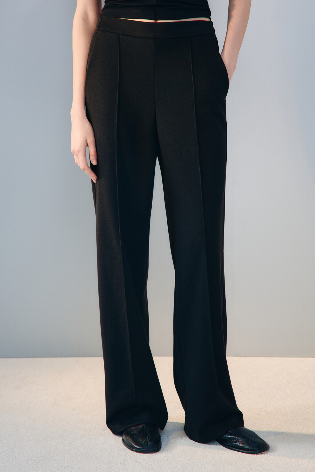 Брюки прямые трикотажные со стрелками - цвет черный - 2