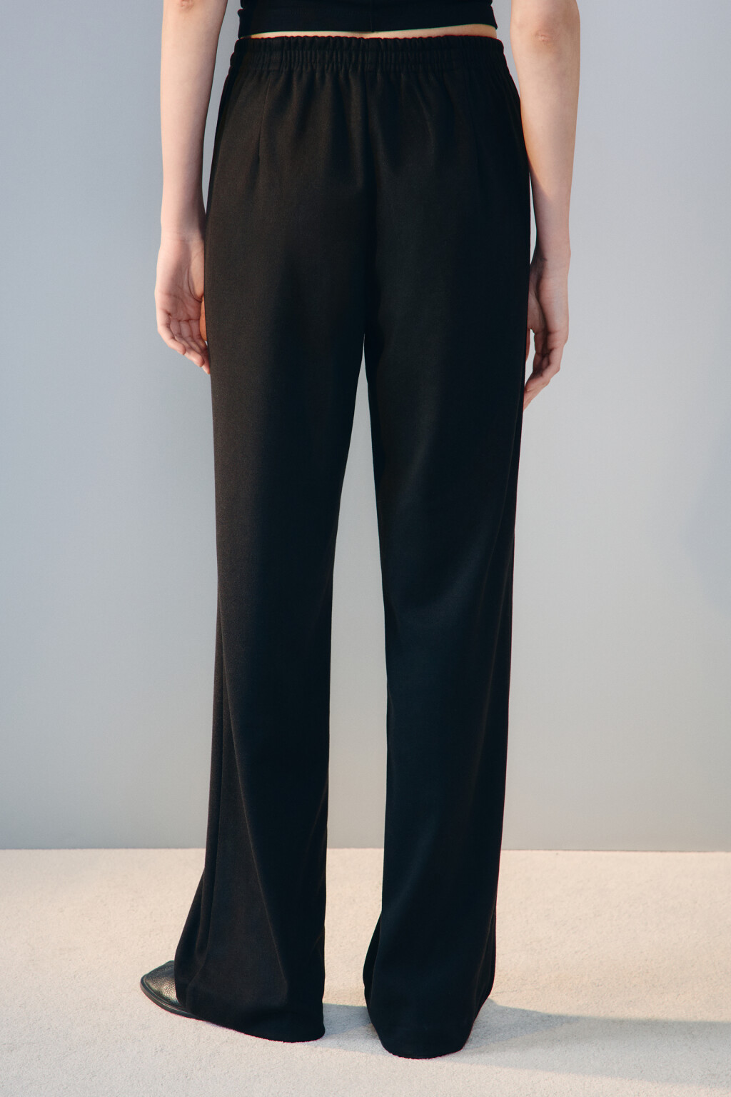 Брюки прямые трикотажные со стрелками - цвет черный - 3