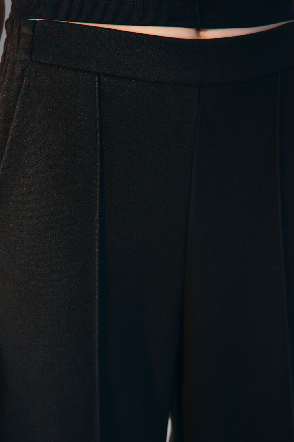 Брюки прямые трикотажные со стрелками - цвет черный - 5