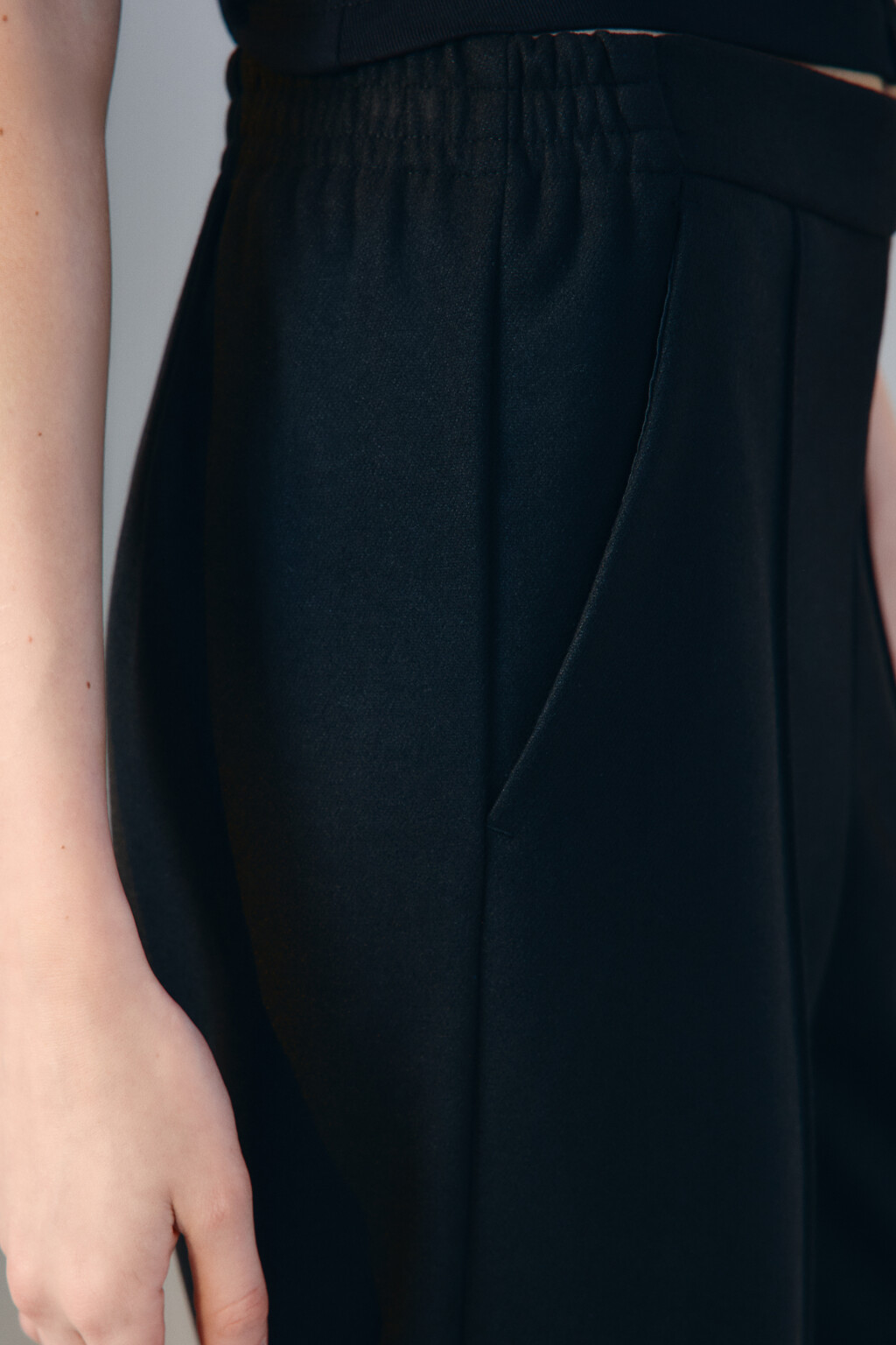 Брюки прямые трикотажные со стрелками - цвет черный - 6