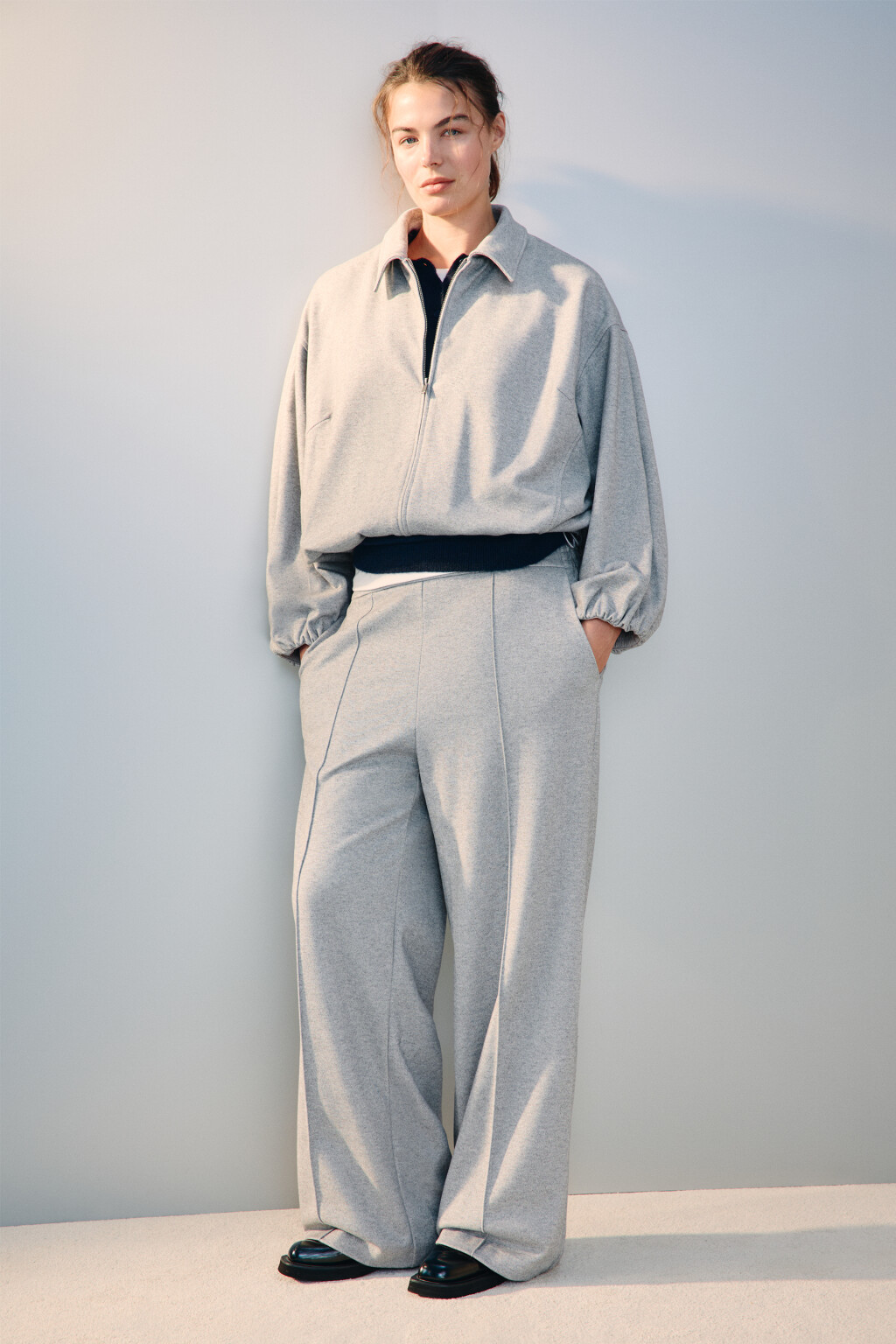 Брюки прямые трикотажные со стрелками - цвет серый - 1