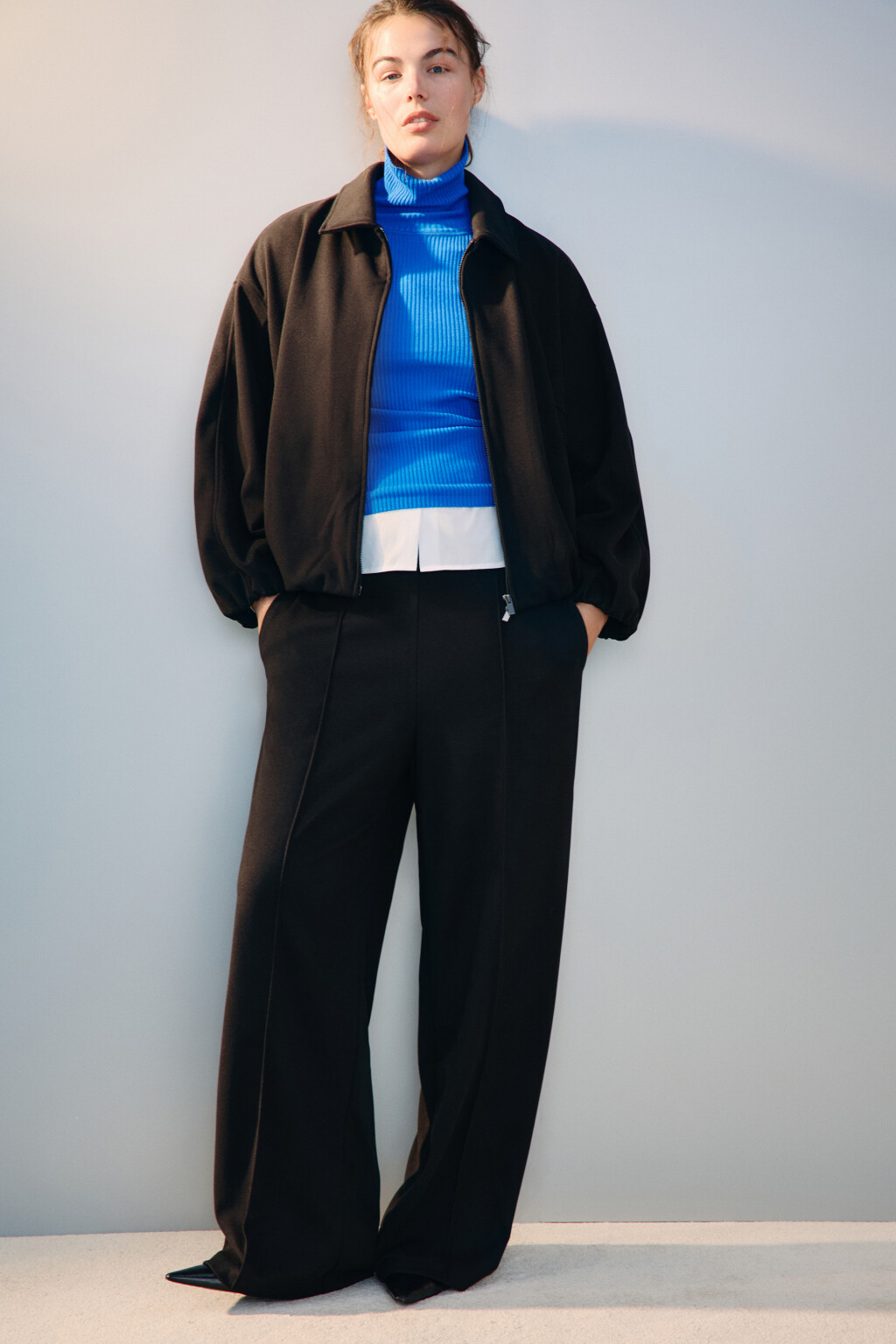 Брюки прямые трикотажные со стрелками - цвет черный - 1