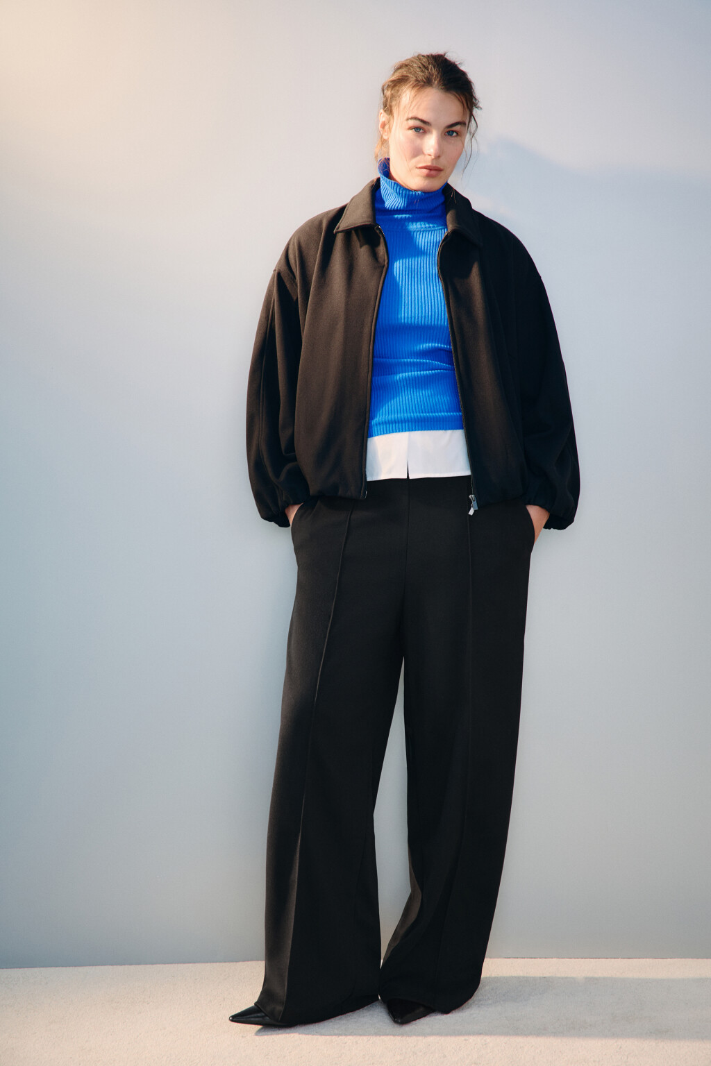 Брюки прямые трикотажные со стрелками - цвет черный - 4