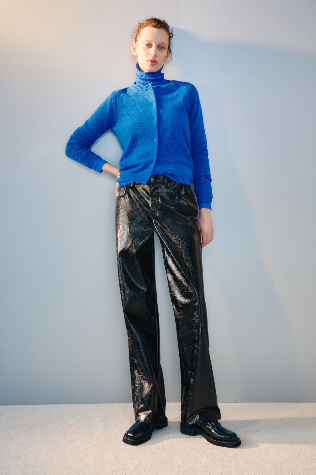 Брюки прямые лакированные - цвет черный - 1