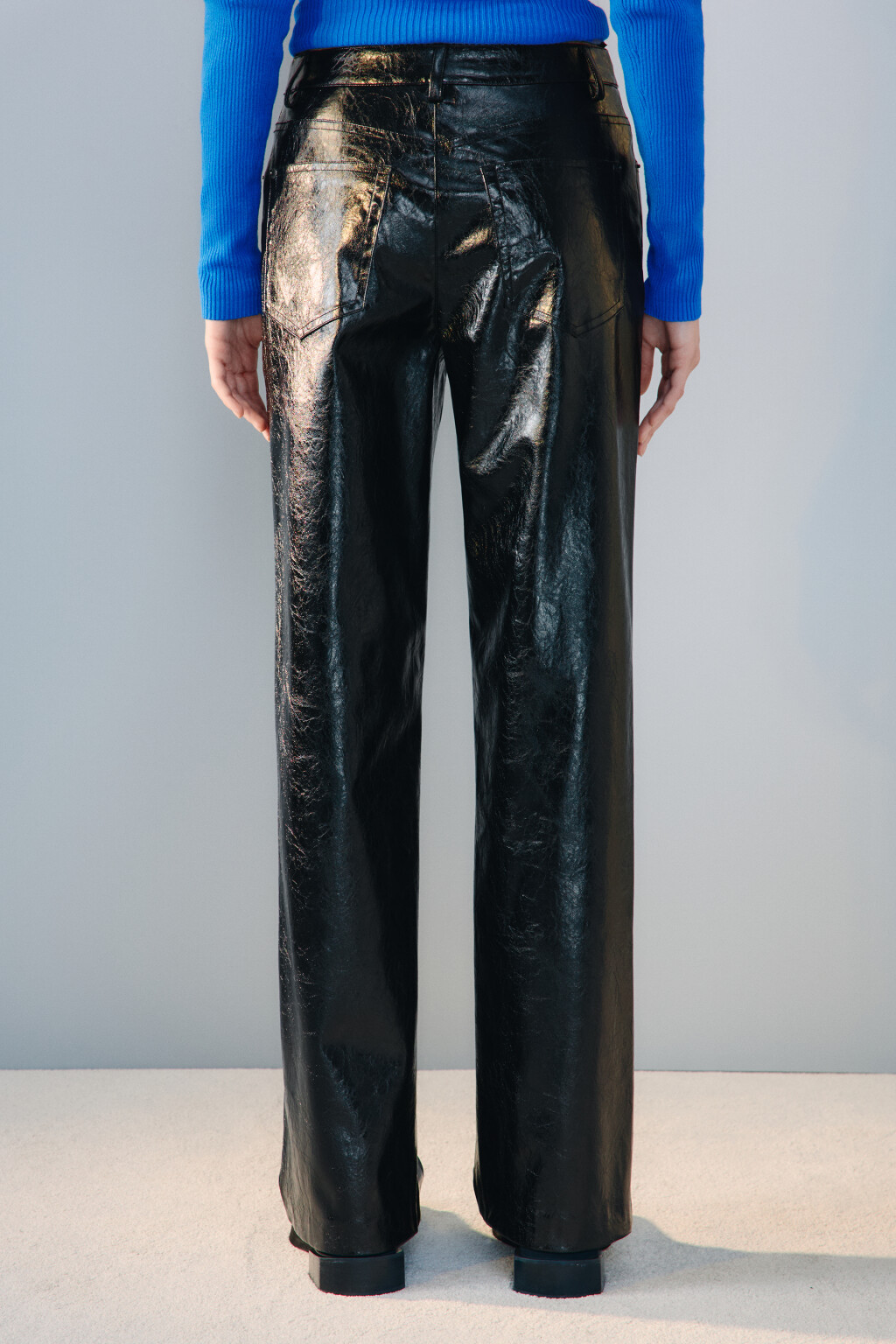 Брюки прямые лакированные - цвет черный - 3