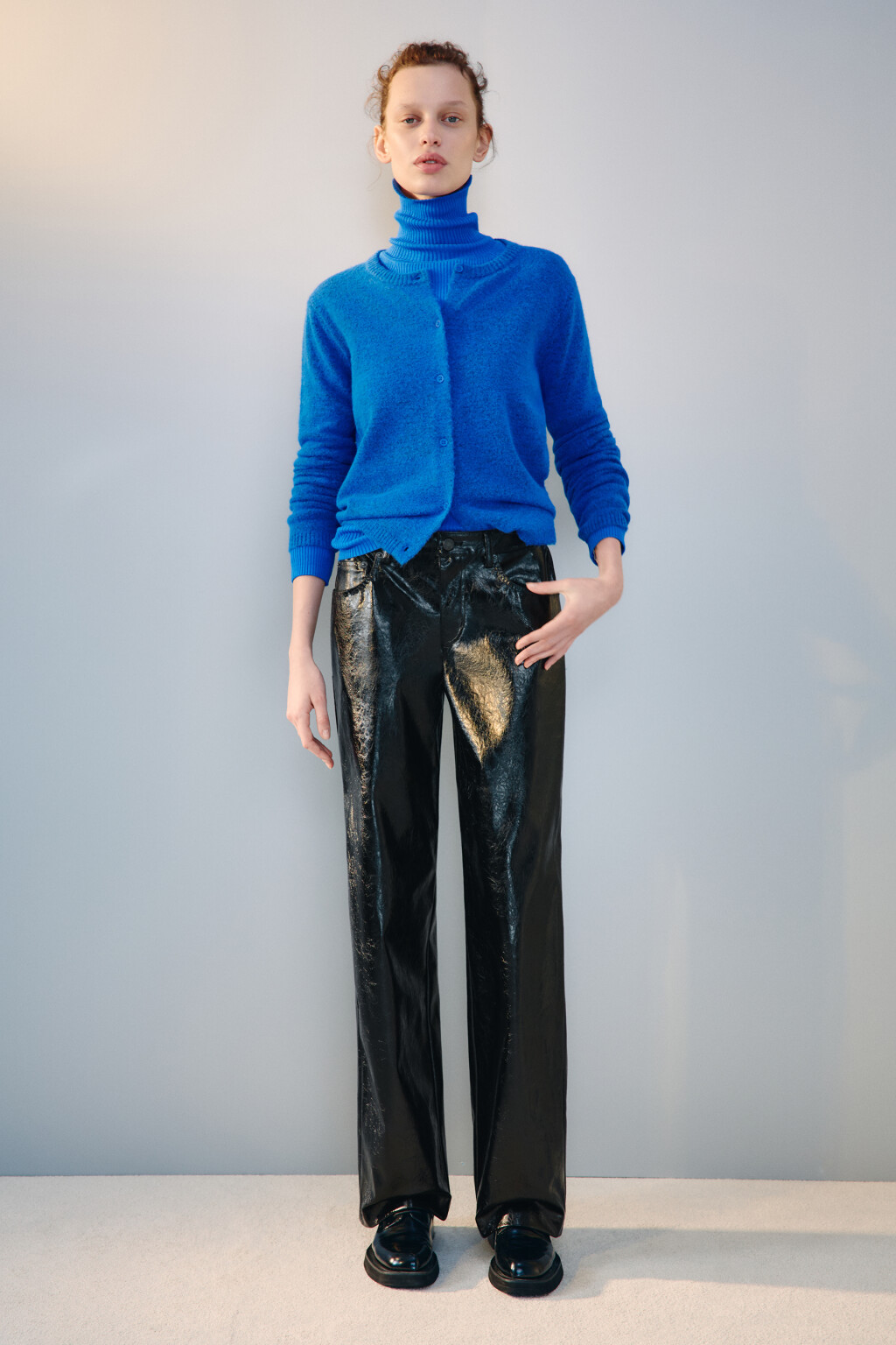 Брюки прямые лакированные - цвет черный - 4