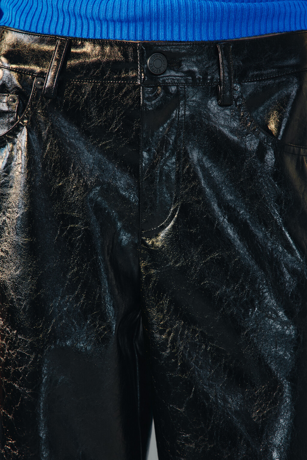 Брюки прямые лакированные - цвет черный - 5