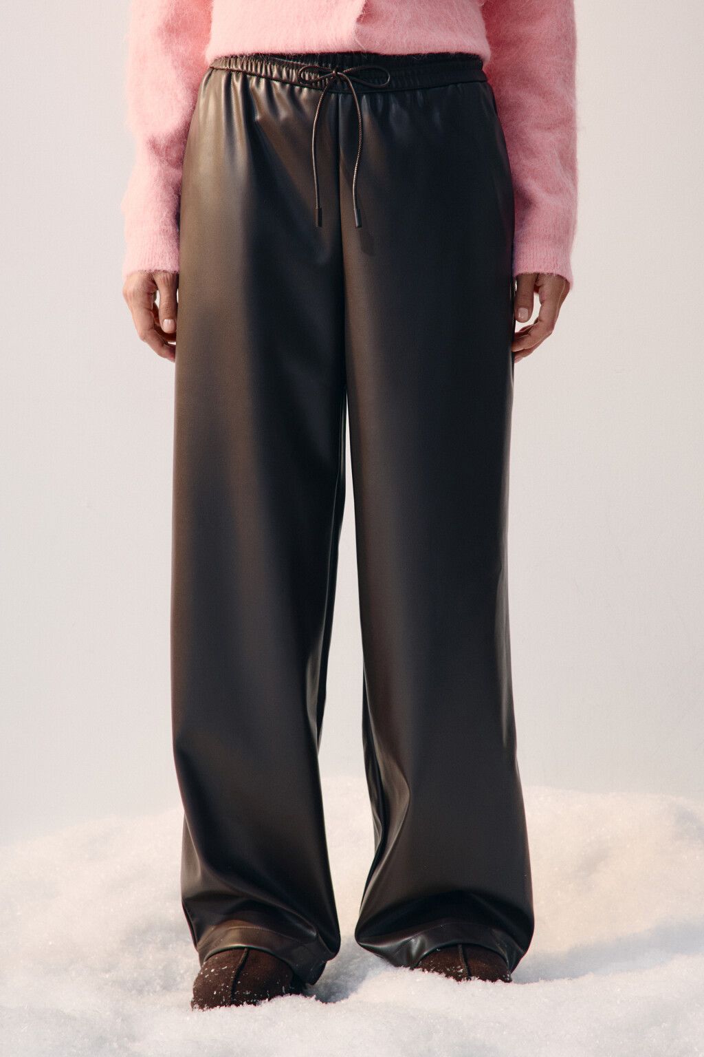 Брюки широкие с кожаной фактурой - цвет коричневый - 2