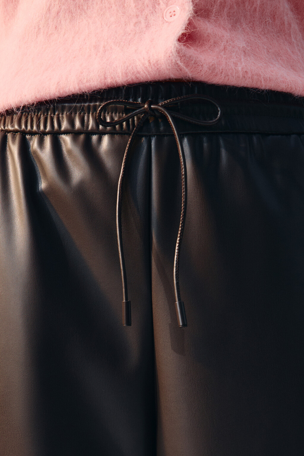 Брюки широкие с кожаной фактурой - цвет коричневый - 5