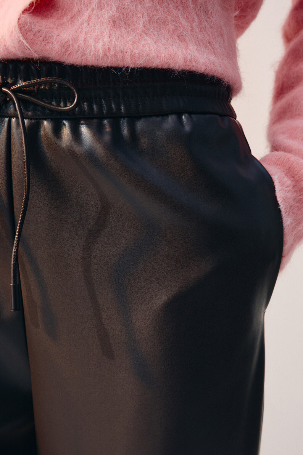 Брюки широкие с кожаной фактурой - цвет коричневый - 6