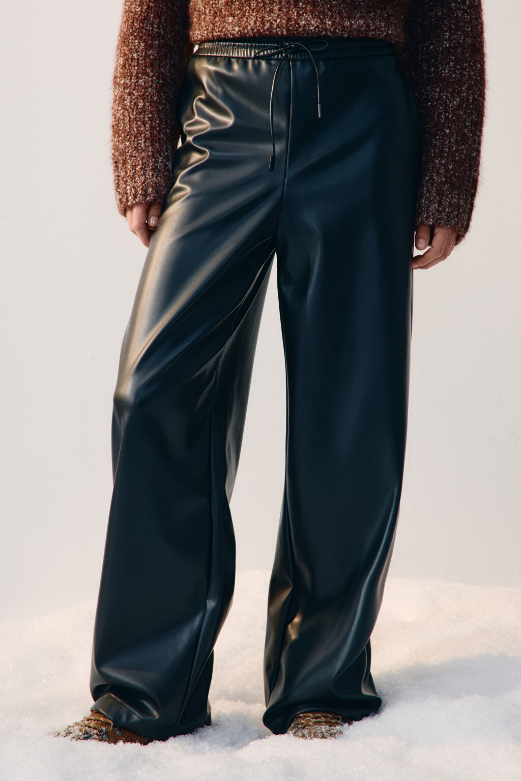 Брюки широкие с кожаной фактурой - цвет черный - 2