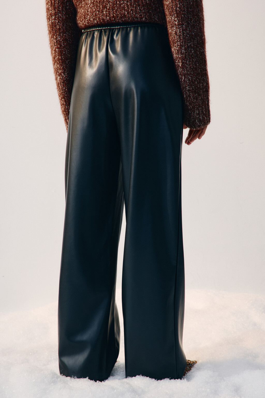 Брюки широкие с кожаной фактурой - цвет черный - 3