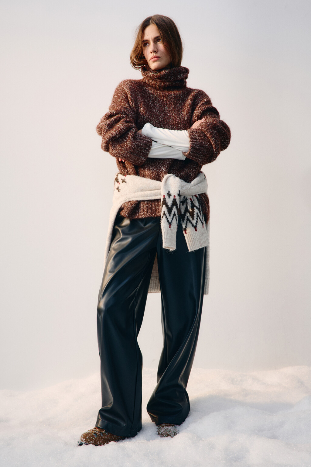 Брюки широкие с кожаной фактурой - цвет черный - 4