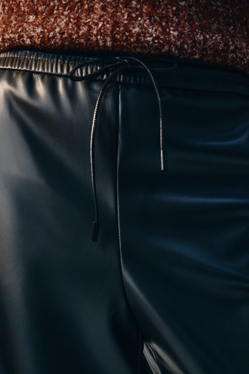 Брюки широкие с кожаной фактурой - цвет черный - 5