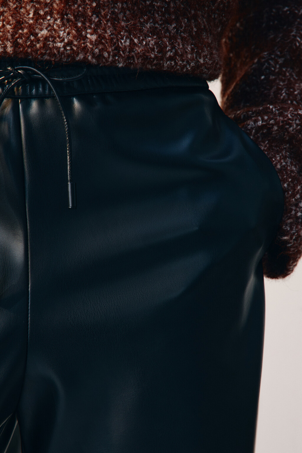 Брюки широкие с кожаной фактурой - цвет черный - 6